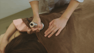 未来の美容鍼灸_光バイオ美鍼_8_首肩に近赤外線照射